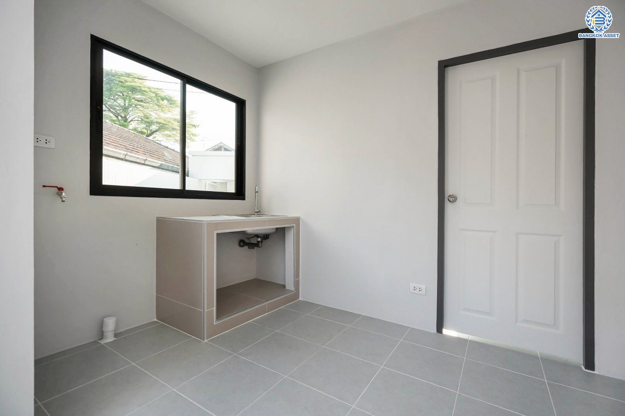 บ้านมือสองตกแต่งใหม่ ดีไซน์สวย โครงการ ลาดพร้าว130 ลาดพร้าว หลังใหญ่ถึง 154 ตร.ว. ฟังก์ชัน 4 ห้องนอน 5 ห้องน้ำ 1 ห้องแม่บ้าน จอดรถได้ 2 คัน พื้นที่ใช้สอยกว่า 589 ตร.ม. รองรับทุกกิจกรรม บนทำเลเชื่อมต่อหลายเส้นทาง อาทิ ถนนรัชดาภิเษก, ถนนเสรีไทย, ถนนรามคำแหง ใกล้จุดขึ้นทางด่วน "ฉลองรัช" ใกล้รถไฟฟ้าสายสีเหลือง "สถานีลาดพร้าว101" และรถไฟฟ้าสายสีส้ม "หัวหมาก"